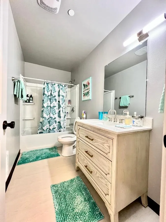 Seattle Alki Oasis: Modern Apartment Near Beach & Downtown
