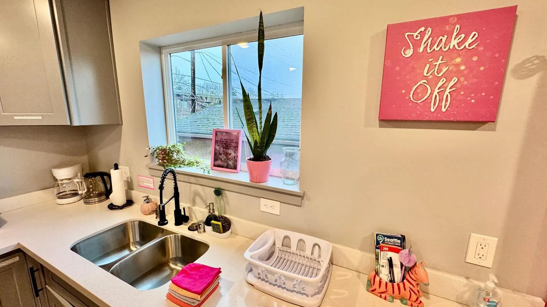 Seattle Alki Oasis: Modern Apartment Near Beach & Downtown
